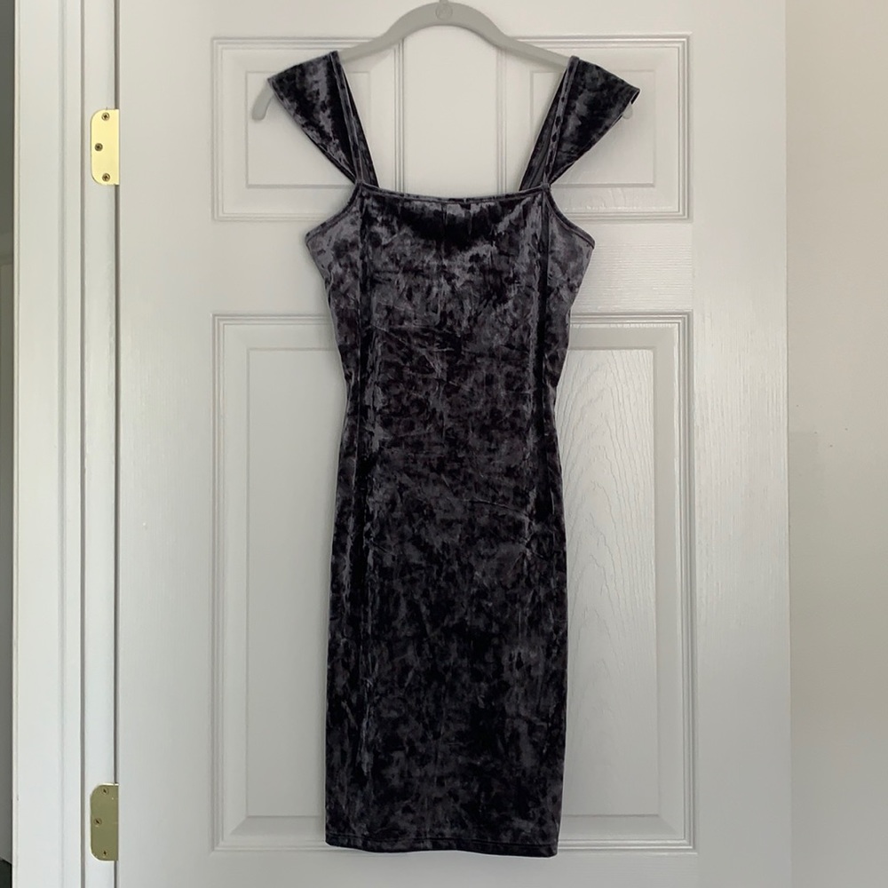 LAST CHANCE American Eagle velour dress 🖤
